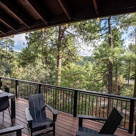 Modern Pine Cabin With Wraparound Deck And Forest View المظهر الخارجي الصورة