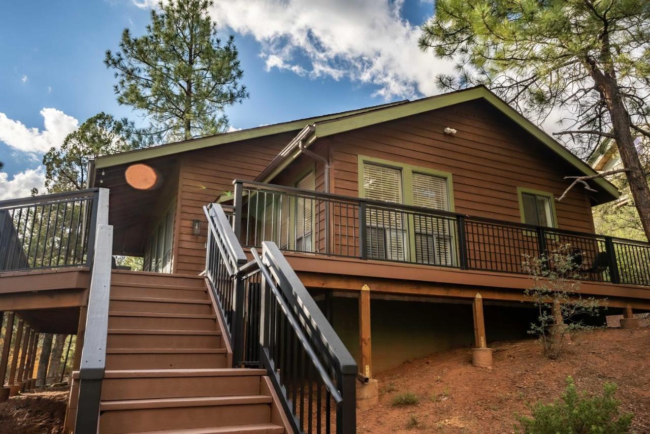 Modern Pine Cabin With Wraparound Deck And Forest View المظهر الخارجي الصورة