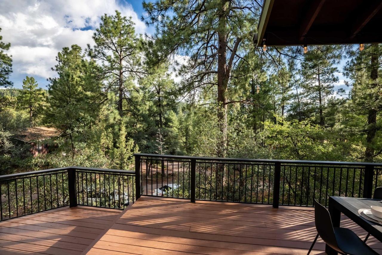 Modern Pine Cabin With Wraparound Deck And Forest View المظهر الخارجي الصورة